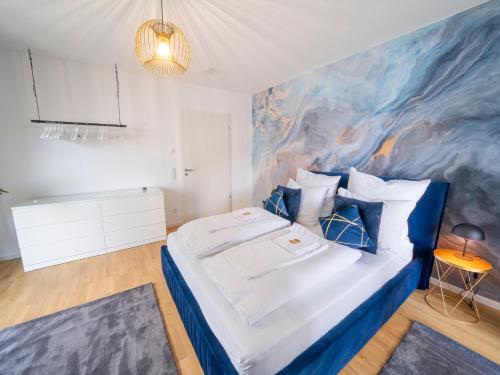 River Lux Suite - 5 min to HBF في فيتسلار: غرفة نوم بسرير كبير عليها لوحة على الحائط