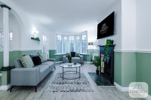 TV a/nebo společenská místnost v ubytování Jade House, Manchester - by Synergy Estates