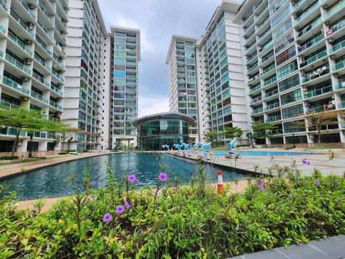 una piscina en una ciudad con edificios altos en 2-4 Pax Spacious Living @ Mount Austin, JB #02, en Johor Bahru