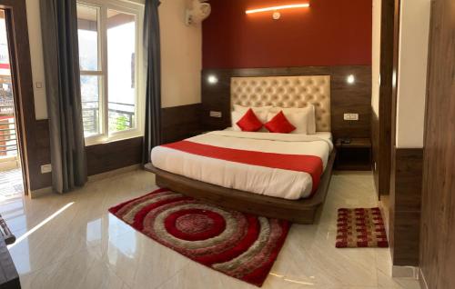 Posteľ alebo postele v izbe v ubytovaní Himalayan lodge
