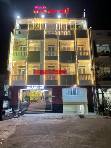 een groot gebouw met 's nachts een bord bij Hoàng đế in Ấp Châu Thới