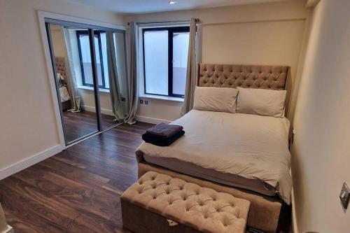 - une chambre avec un grand lit et une grande fenêtre dans l'établissement Two Bedroom Flat B1 Birmingham ( Parking ), à Birmingham