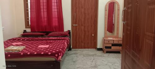 een slaapkamer met 2 bedden, een dressoir en een spiegel bij 1 BHK VILLA. PRIVATE VILLA. NEAR ROCK BEACH. in Pondicherry
