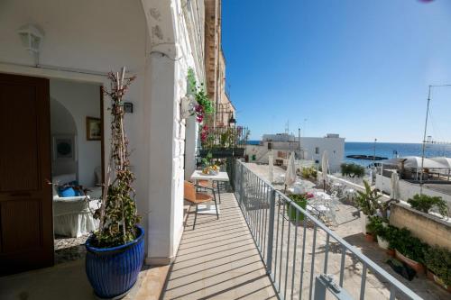 einen Balkon eines Gebäudes mit Meerblick in der Unterkunft CASA MARE in Monopoli