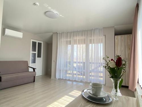 ein Wohnzimmer mit einem Sofa und einem Tisch in der Unterkunft Chorna Skelya Resort & Wellness in Wynohradiw