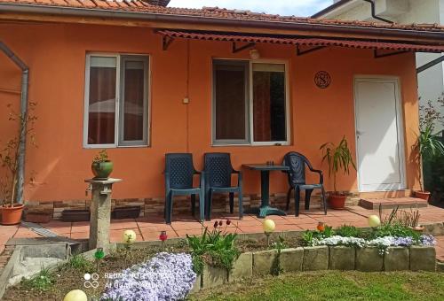 a patio with chairs and a table in front of a house at Studio Stonel in Veliko Tŭrnovo