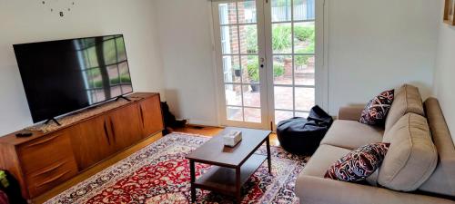 TV/Unterhaltungsangebot in der Unterkunft 4-bedroom Acre Retreat with Pool & Garden - Pets and Long Stays Welcome