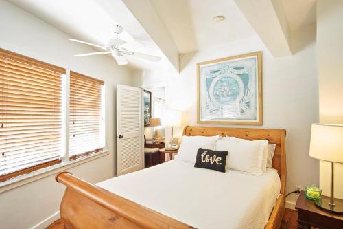 a bedroom with a bed and a ceiling fan at Burns Square Boutique Hotel in Sarasota