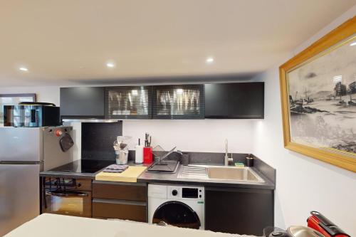 cocina con fregadero y nevera en Le Repère de Popeye - nice apartment with 1 bedroom - Honfleur Center - 4p en Honfleur