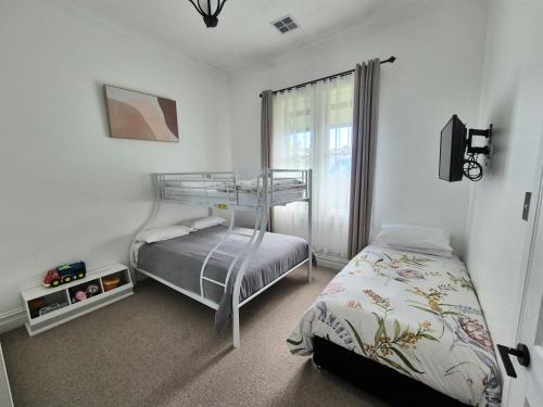 Una cama o camas en una habitación de Live - Play - Stay - East Geelong