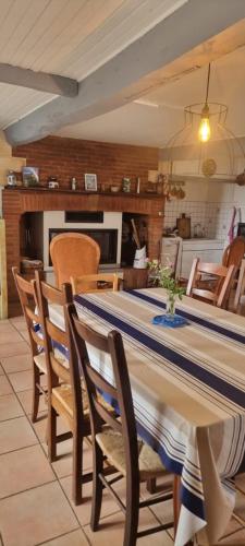 a dining room with a table and chairs and a kitchen at Maison de montagne en pleine nature face au Mont Valier in Ercé