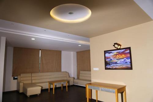 een wachtkamer met een bank en twee tafels bij A Luxury Stay in S9 Hotel and Restaurant Near Ambaji in Ambaji