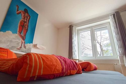 バンスカー・ビストリツァにあるMestsky byt-City Flatのベッドルーム1室(オレンジ色の掛け布団、窓付)