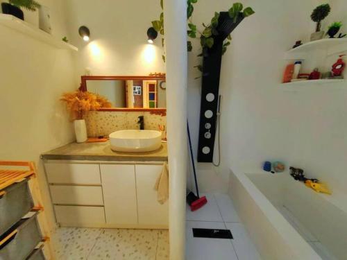 a small bathroom with a sink and a bath tub at Casa de campo Sol de la Dunas Ica in Ica
