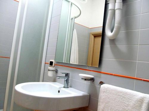 W łazience znajduje się umywalka i lustro. w obiekcie Trinacria House - Appartamento Deluxe Comiso w mieście Comiso