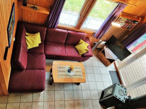 ein Wohnzimmer mit einem Sofa und einem Couchtisch in der Unterkunft Gemütliches Ferienhaus Merle für 5 Personen mit Sauna und Kaminofen von Privat im Ferienpark Exterta in Extertal