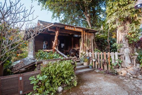 a small house with a fence in front of it at ธารทอง ลอดจ์ Tharnthong Lodge in Ban Pang Champi