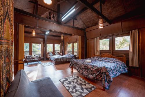 Postel nebo postele na pokoji v ubytování ธารทอง ลอดจ์ Tharnthong Lodge