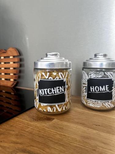 deux cartouches assises au-dessus d'une table en bois dans l'établissement Résidence Harmonie Appartement N 2 Meublé Avec Petit Déjeuner, à Néris-les-Bains