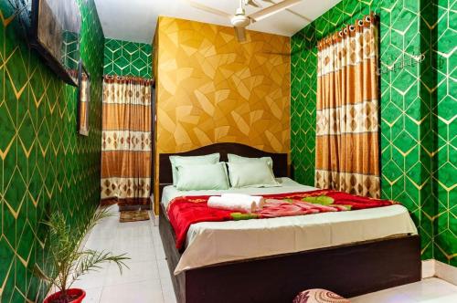 ein Schlafzimmer mit einem Bett mit einer grünen und gelben Wand in der Unterkunft Hotel Shogondha Residential, in Dhaka