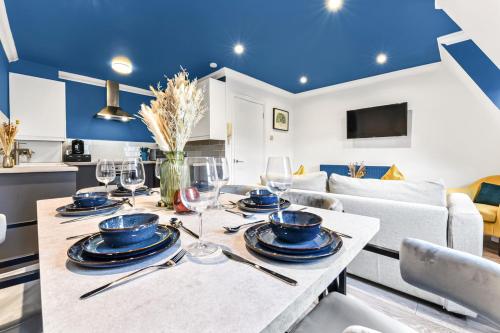 ein Esszimmer und ein Wohnzimmer mit blauen Decken in der Unterkunft Cosy 2 bed flat near London Eye in London