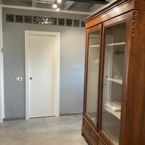 a room with a wooden cabinet and a door at Casa vista mare in Corsanico-Bargecchia
