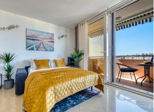 Postel nebo postele na pokoji v ubytování GoldenSky New Apartment