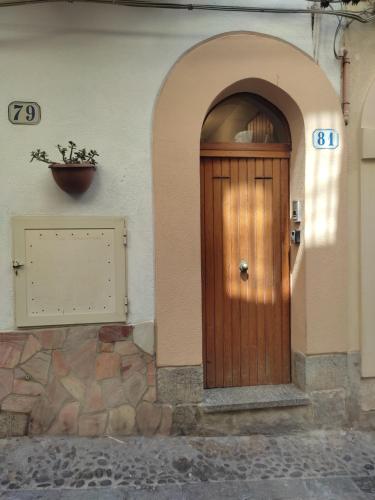 una puerta de madera en el lateral de un edificio en Dolce Risveglio en Cefalú