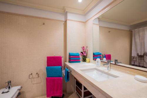 a bathroom with a sink and a mirror at Balcon De Los Gigantes in Puerto de Santiago