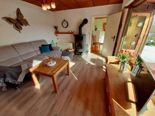 Khu vực ghế ngồi tại Ruhig gelegener Ferienbungalow mit Terrasse und Garten am Waldrand
