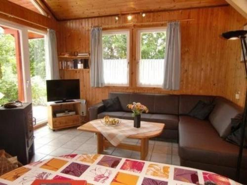 Зона вітальні в Ferienhaus Mara für 5 Personen mit Sauna und Kaminofen am Waldrand vom Ferienpark Extertal