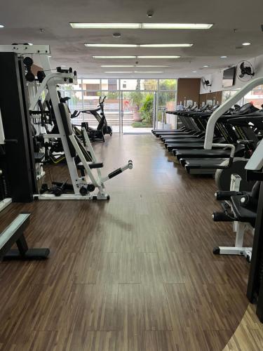 - une salle de sport avec plusieurs tapis de course et appareils de cardio-training dans l'établissement Flat particular Alto Padrão Al Santos 981 - Internacional Paulista Rooftop The View, à São Paulo