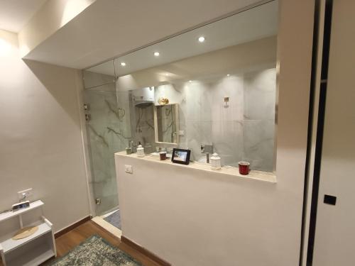 een badkamer met een wastafel en een spiegel bij ستوديو فندقى فاخر بالزمالك in Caïro