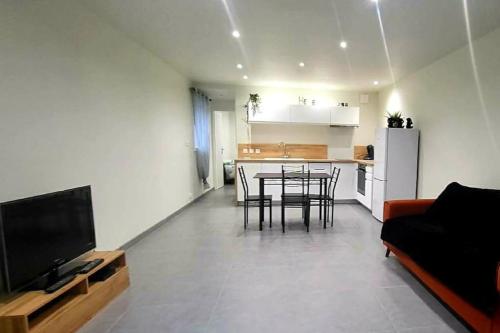 un salon avec une table et des chaises et une cuisine dans l'établissement A proximité de toutes commodités, à Marseille