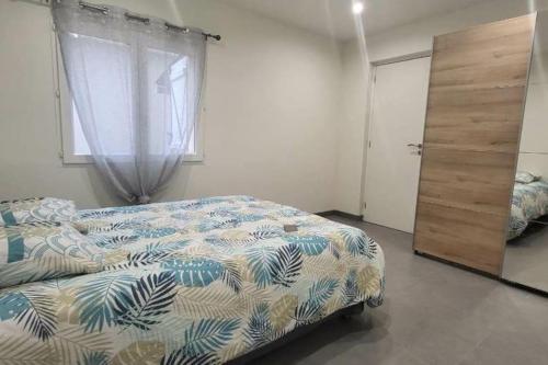 une chambre avec un lit et une fenêtre dans l'établissement A proximité de toutes commodités, à Marseille