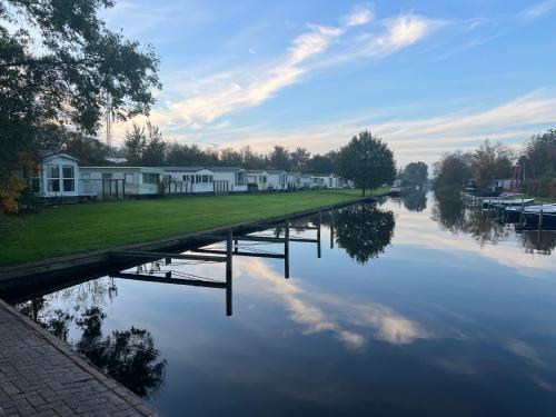 a view of a river with houses in the background at Wetter_wille in Earnewâld