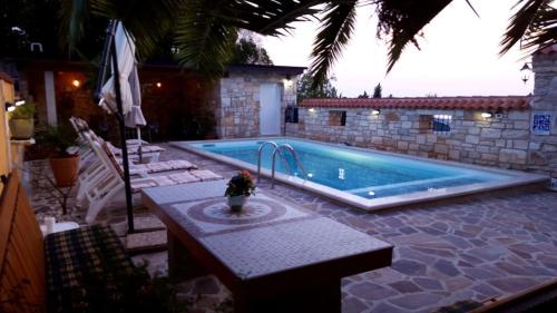 Басейн в или близо до Ruhig gelegenes Ferienhaus mit beheiztem Pool und Meerblick am Rande einer Olivenplantage