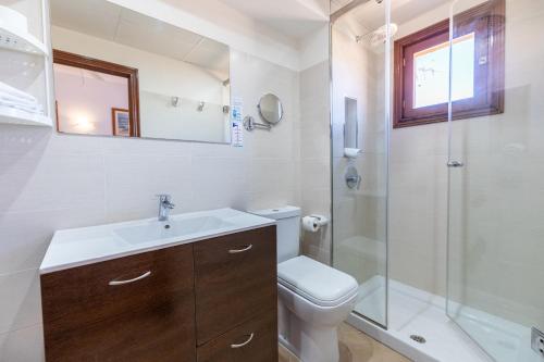 een badkamer met een wastafel en een douche bij Hostal Doris in Colonia Sant Jordi