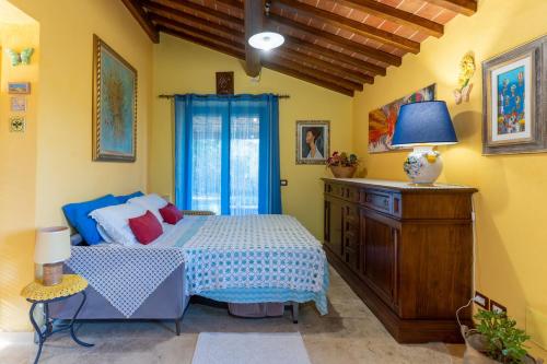 1 dormitorio con cama y ventana en Il Poggio Dell'Eremita, en Rigomagno