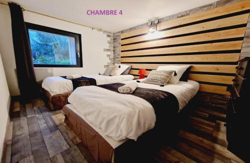 Fresse-sur-MoselleにあるRevauche et spaのベッド3台と窓が備わる客室です。