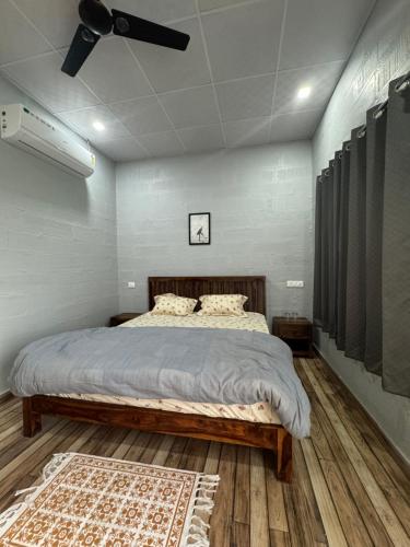 1 dormitorio con 1 cama grande en una habitación en The Rajgharana Resort, en Jhunjhunūn