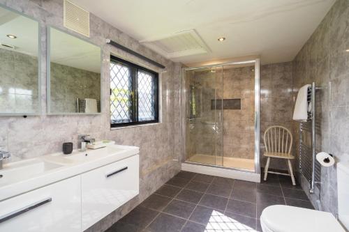 a bathroom with a sink and a shower at Gildridge in Chiddingly
