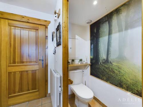 a bathroom with a toilet and a painting on the wall at Appartement Montvalezan-La Rosière, 3 pièces, 6 personnes - FR-1-398-588 in Le Châtelard