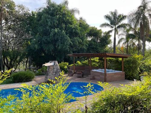 Piscina en o cerca de Chácara dos Sonhos com Piscina e Hidromassagem