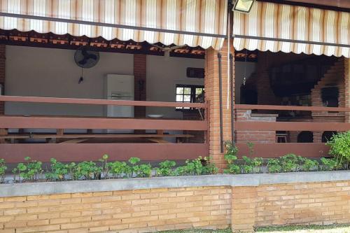 Un balcón o terraza de Chácara dos Sonhos com Piscina e Hidromassagem