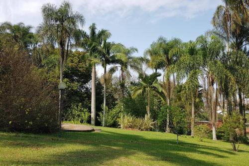 Jardín al aire libre en Chácara dos Sonhos com Piscina e Hidromassagem