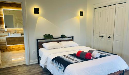 um quarto com uma cama e uma casa de banho em Superior Master Queen Ensuite with Private Balcony em Cataratas do Niágara