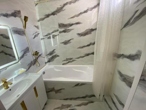 ein Badezimmer mit einer Dusche, einem Waschbecken und einer Badewanne in der Unterkunft The Silk Road Stopover in Kazarman