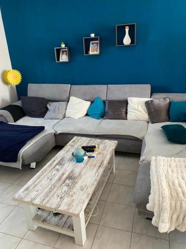 un salon avec un canapé et une table basse dans l'établissement Maison au calme, à Avignon