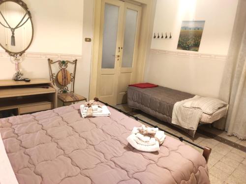 ナポリにあるCasa Lillina a Toledo , near Piazza del plebiscitoのベッドルーム1室(ベッド2台、鏡付)